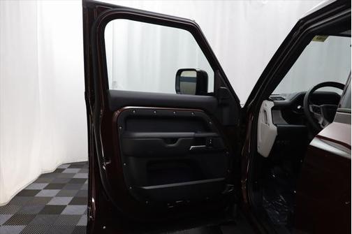 2025 Land Rover Defender 130 P400 X-Dynamic SE