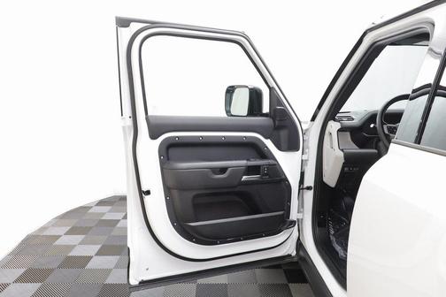 2025 Land Rover Defender 130 P400 X-Dynamic SE