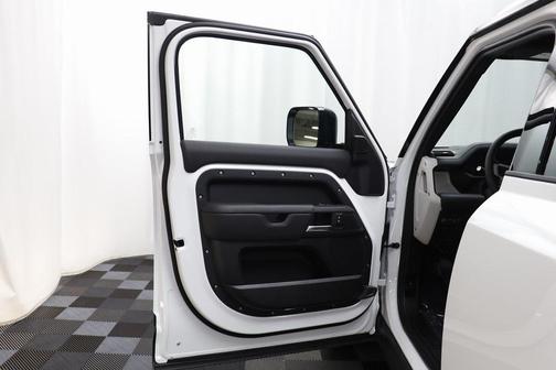 2025 Land Rover Defender 130 P400 X-Dynamic SE