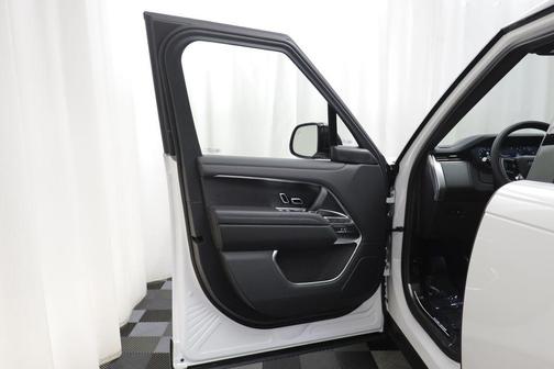 Ostuni Pearl Wht Prem Met 2026 Land Rover Range Rover SE
