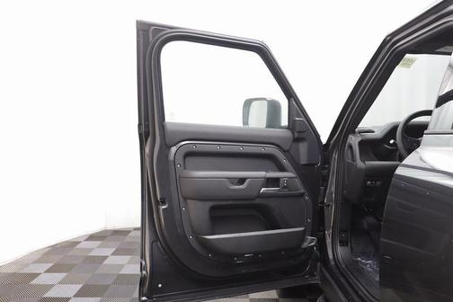 2026 Land Rover Defender X-Dynamic SE