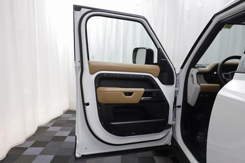 2025 Land Rover Defender 110 P400 X-Dynamic SE