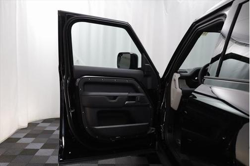 2025 Land Rover Defender X-Dynamic SE