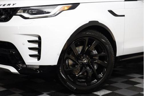2025 Land Rover Discovery P300 Dynamic SE