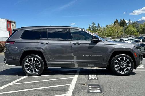 Metallic 2022 Jeep Grand Cherokee L Overland