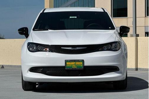 2026 Chrysler Voyager LX