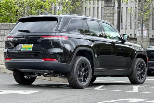 Diamond Black 2026 Jeep Grand Cherokee Laredo