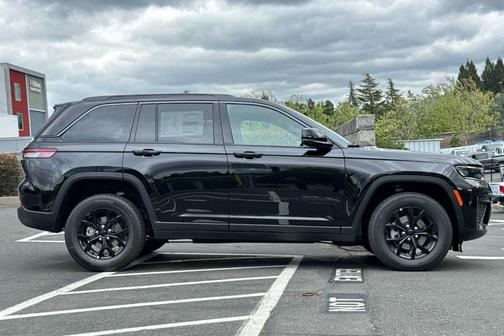 Diamond Black 2026 Jeep Grand Cherokee Laredo