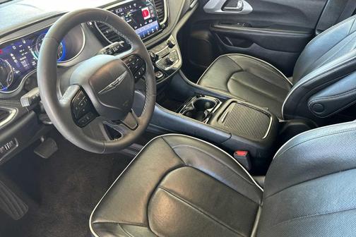 Bright White Clearcoat 2025 Chrysler Pacifica Limited