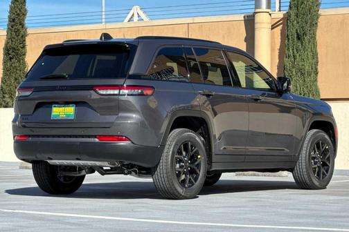 2026 Jeep Grand Cherokee Laredo