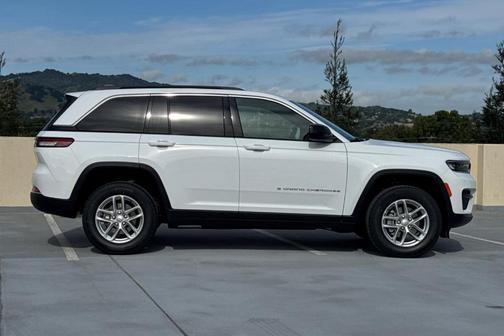 Bright White 2026 Jeep Grand Cherokee Laredo X 4x4