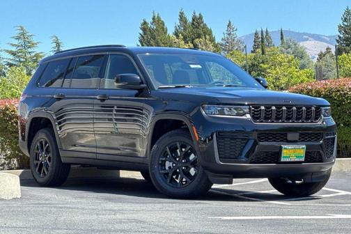 Diamond Black 2026 Jeep Grand Cherokee Laredo