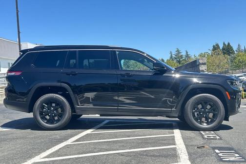 Diamond Black 2026 Jeep Grand Cherokee Laredo