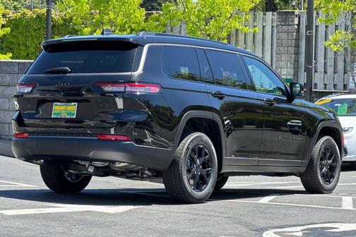 Diamond Black 2026 Jeep Grand Cherokee Laredo