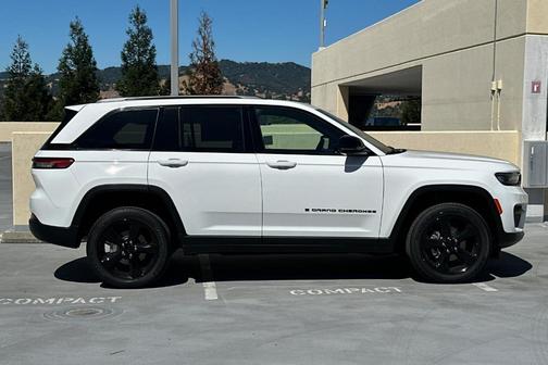 2025 Jeep Grand Cherokee Laredo