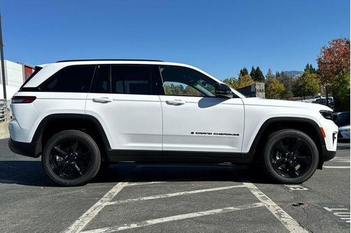 2025 Jeep Grand Cherokee Laredo