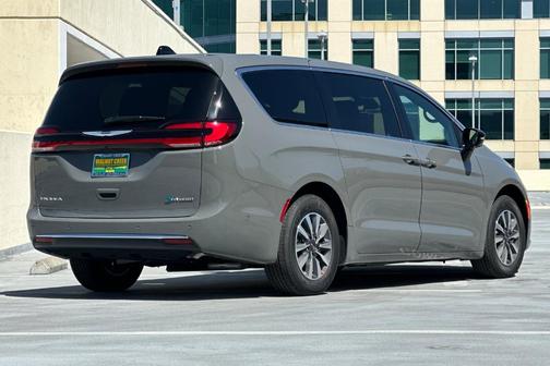2025 Chrysler Pacifica Hybrid Select