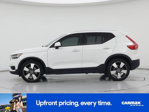 White 2020 Volvo XC40 T5 Momentum