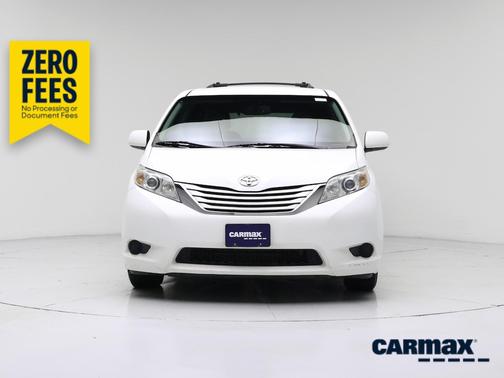White 2015 Toyota Sienna LE