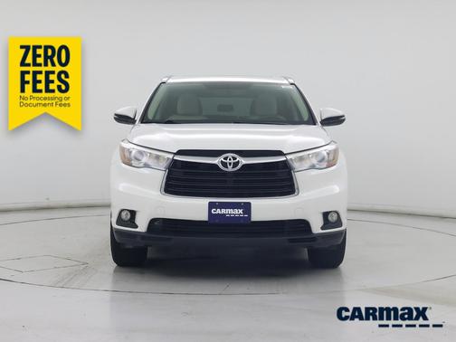 White 2016 Toyota Highlander XLE
