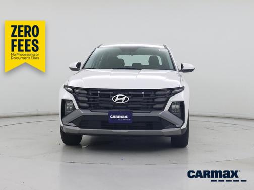 White 2025 Hyundai TUCSON SE