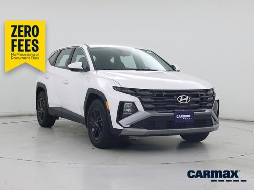 White 2025 Hyundai TUCSON SE