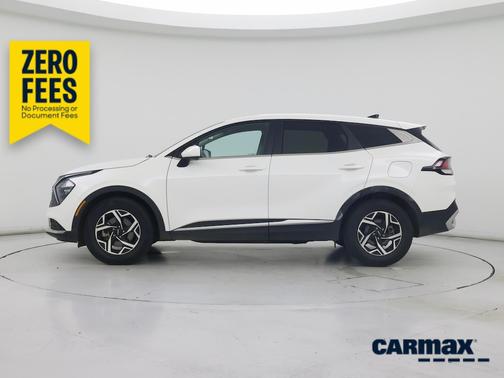 White 2023 Kia Sportage LX