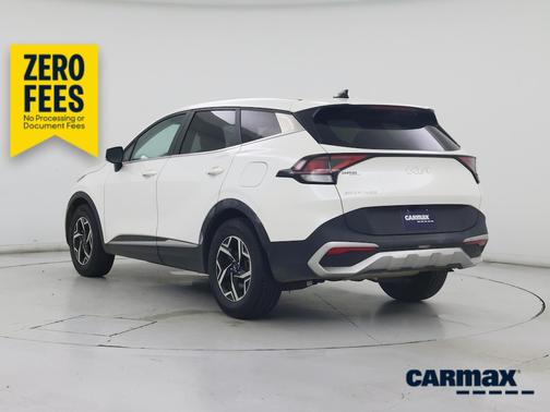 White 2023 Kia Sportage LX