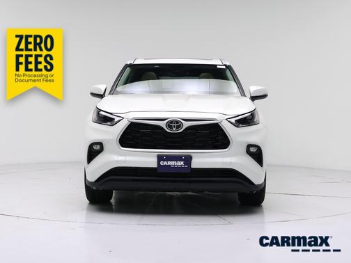 White 2022 Toyota Highlander XLE