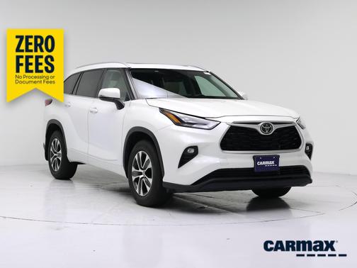 White 2022 Toyota Highlander XLE
