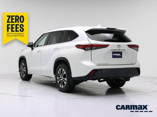 White 2022 Toyota Highlander XLE
