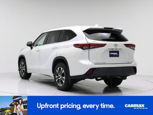 White 2022 Toyota Highlander XLE