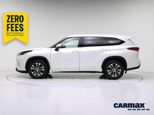 White 2022 Toyota Highlander XLE