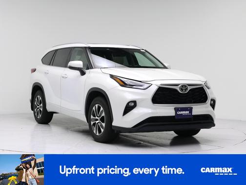 White 2022 Toyota Highlander XLE