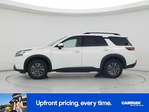 White 2024 Nissan Pathfinder SV