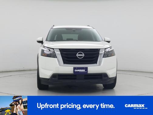 White 2024 Nissan Pathfinder SV