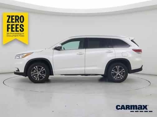 White 2016 Toyota Highlander XLE