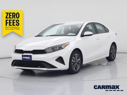 White 2024 Kia Forte LXS