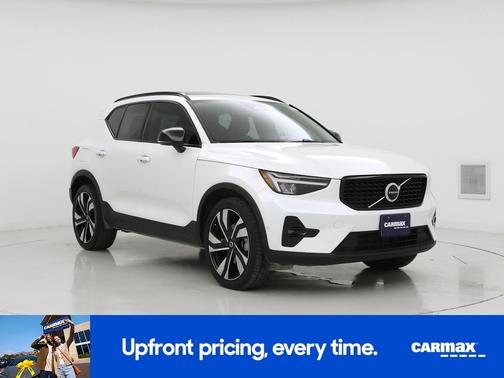 White 2023 Volvo XC40 B5 Plus Dark Theme
