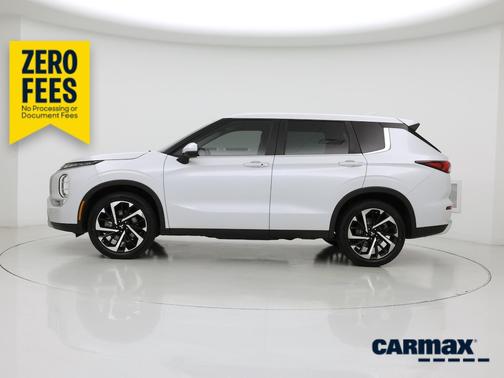 White 2023 Mitsubishi Outlander SE