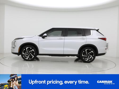 White 2023 Mitsubishi Outlander SE