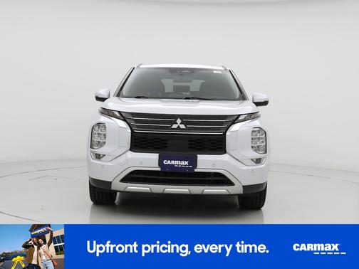 White 2023 Mitsubishi Outlander SE