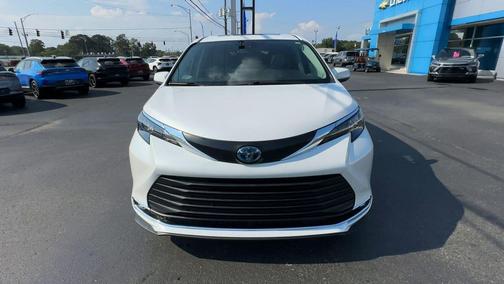 2024 Toyota Sienna XLE 8 Passenger
