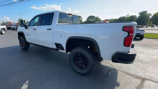 Summit White 2026 Chevrolet Silverado 2500 Crew Cab, Standard Bed, XR2, 4WD