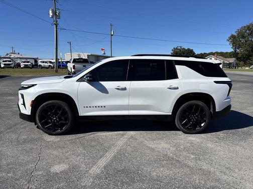 Iridescent Pearl Tricoat 2024 Chevrolet Traverse RS