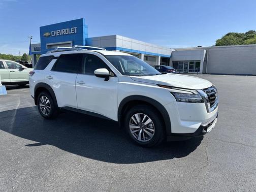 Pearl White Tricoat 2023 Nissan Pathfinder SL 4WD