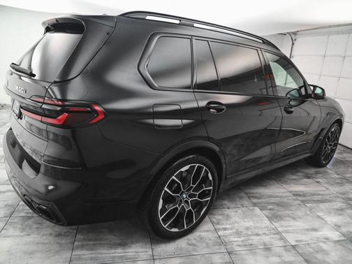 2023 BMW X7 M60i