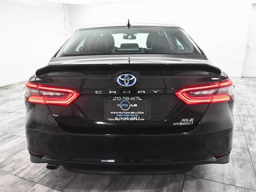 2022 Toyota Camry Hybrid XLE