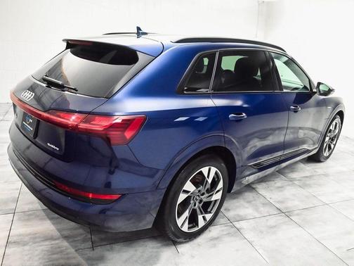 2022 Audi e-tron Premium