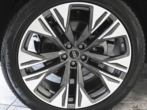 2025 Audi Q8 55 Premium